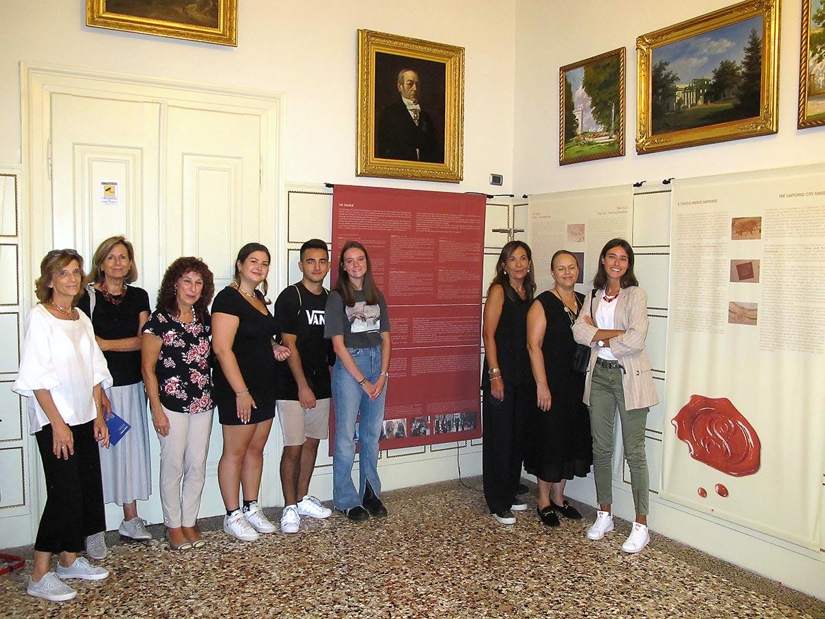 Dal 15 settembre 2022 il nuovo pannello tradotto in tedesco dagli studenti illustra ai visitatori la storia della famiglia, della villa e del museo.