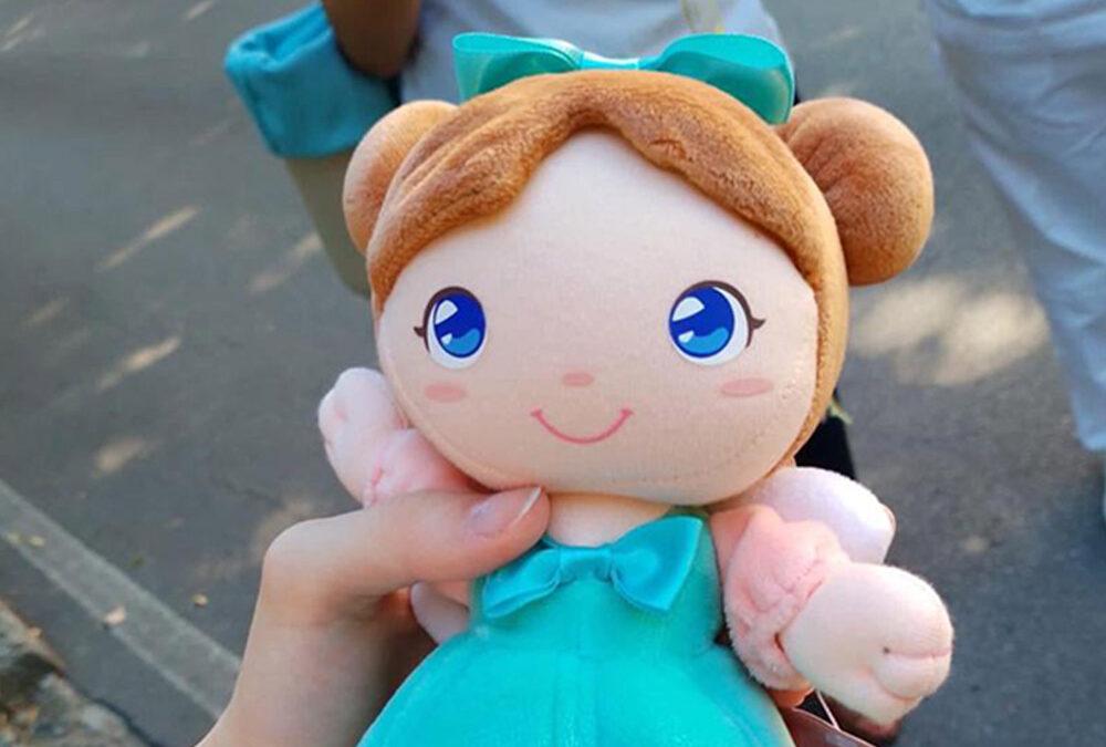 Scuola in ospedale con una bambola